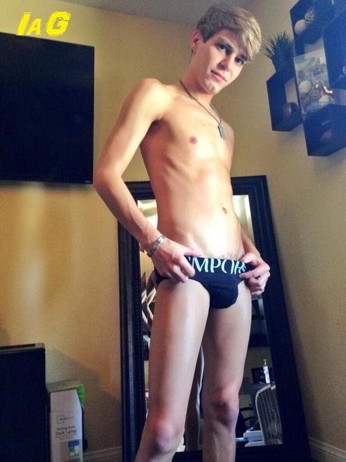 danylovestwinks: “ http://iamgay.canalblog.com ”