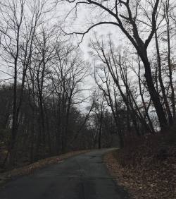 Been listening to too much doom metal on the train and longing for drives like these sos (at Sleepy Hollow, New York)