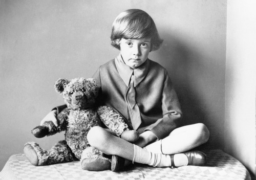Christopher Robin Milne with the teddy bear that inspired Winnie the Pooh (1925).
Image: Bettmann/Corbis