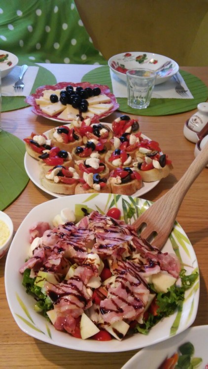 lovericettecreative:
“ Cena con gli amici😛👍🍕. L'insalata mele e speck, bruschette e antipasti per iniziare….ferie sono iniziate! Yahooooo😻👏👏👏👏
”