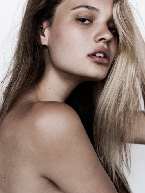 karlrothenberger:Cayley photographed by Karl Rothenberger - Daily Ladies