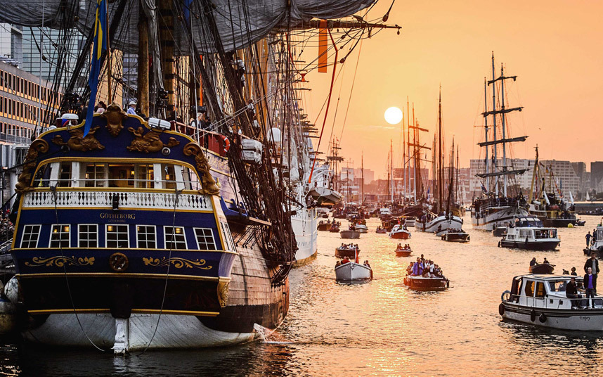rixwilson:
“ The sun sets behind the masts of tall ships moored up in Amsterdam, the Netherlands
Picture: EPA/REMKO DE WAAL
”