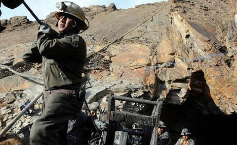 http://www.biodiversidadla.org/Principal/Secciones/Documentos/Guerras_extractivistas_en_Bolivia
Bolivia: Guerras extractivistas
Eduardo Gudynas
EXTRACTOS:
…las llamadas “cooperativas” mineras en realidad son más similares a empresas, y en buena parte...