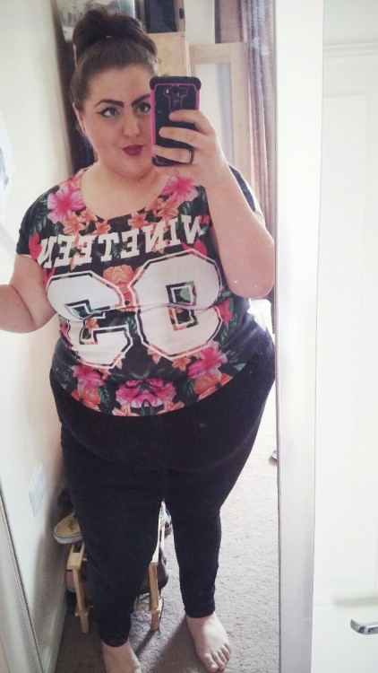 fatgirlstyle:
“More recognition for girls with belly hang’s please. 343lbs and rocking it 💁
”