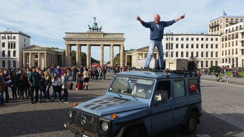 76-летний Гюнтер и G-class у Бранденбургских ворот в Берлине