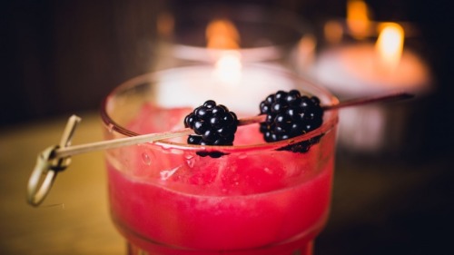 winedharma:
“  Se non lo avete mai provato, il Bramble è un cocktail semplicemente favoloso, ottimo per dare il via alle danze del sabato sera!
”